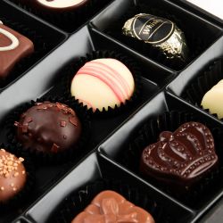 Prezent na Dzień Babci i Dziadka Chocolate Box White Medium - MountBlanc - 4