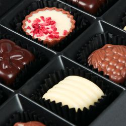 Czekoladki Chocolate Box White Mini, zaproszenie na komunię z Twoim zdjęciem i tekstem - MountBlanc - 4