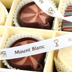 Czekoladowy prezent na komunię dla dziewczynki Finesse White z Twoim zdjęciem i tekstem - MountBlanc - 4
