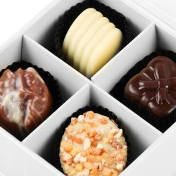 Czekoladowy upominek na emeryturę Finesse White no.1 z życzeniami - MountBlanc - 3