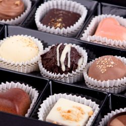 Prezent z gratulacjami z okazji narodzin synka Chocolate Box Medium White z życzeniami - MountBlanc - 4