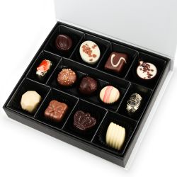 Prezent na urodziny Chocolate Box Medium White z Twoim napisem